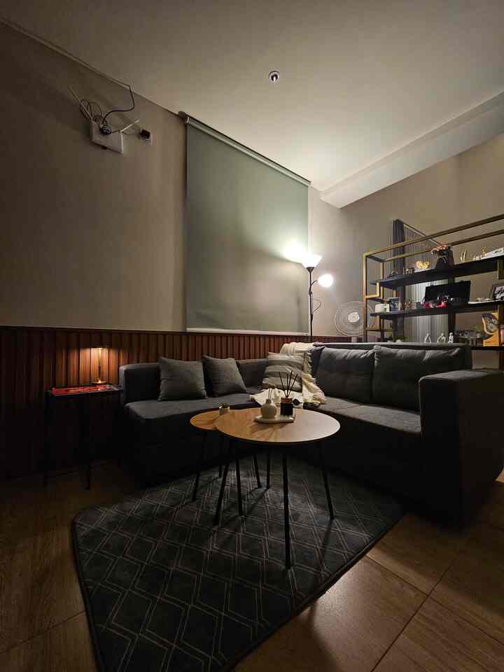 Night vibes always gives different ambience at home. 
Its warmth and peace makes it the place where I always want to come back. 

Selain adanya general lamp di ruang tamu, untuk meningkatkan mood dan ambience, aku menggunakan standing lamp di belakang sofa dan juga sebuah table lamp di atas side table. Ketika kedua lampu dinyalakan, seketika vibes dan ambience berubah menjadi lebih hangat dan bersahabat. 

Untuk area dining room, karena memiliki high ceiling dan menggunakan drop ceiling, aku hanya menggunakan LED strip selain adanya general lamp. Demikian halnya juga dengan area kitchen, banyak menggunakan LED strip selain adanya general lamp.

Area teras samping dan laundry, menggunakan down light sebanyak 3 buah, dan sudah cukup terang pada malam hari. 

Memang penggunaan lampu yang berbeda akan memberikan nuansa yang berbeda pada rumah kita :)

#LantaiGranit
#WallPanelEstetik
#SofaMinimalis
#RollerBlind
#StandingLamp
#TableLamp
#BantalSofa
#CoffeeTable
#RekomendasiLampu
#LampuRumah
#NightVibe