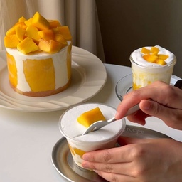 오늘의 사부작사부작-망고케이크🥭🎂
오늘은 망고를 가득 넣어서 망고케이크를 만들어보았어요-!
망고퓨레를 넣어 만든 망고맛 크림에 망고가득과 망고퓨레까지!! 
망고가 가득 가득!! 너무 맛있었답니다🥹💛
케이크 디자인은 대전의 유명한 빵집인 그 곳!! 스타일을 따라 만들어보았는데요!
머어얼리서~~ 보면 닮지 않았나요?!
(말하다보니 대전 빵투어 가고 싶네요😢✨️) 
오늘 날씨가 너무 더워요🫠
더위 조심하시고 오늘도 행복한 하루보내세요🌞
#오홈스토랑 #콘수프기록 #콘수프 #콘수프챌린지 #망고 #성심당 #망고케이크 #케이크 #cake #홈베이킹 #베이킹 #baking #homebaking #맞팔해요 #맞팔 #소통 #소통해요 #소통환영