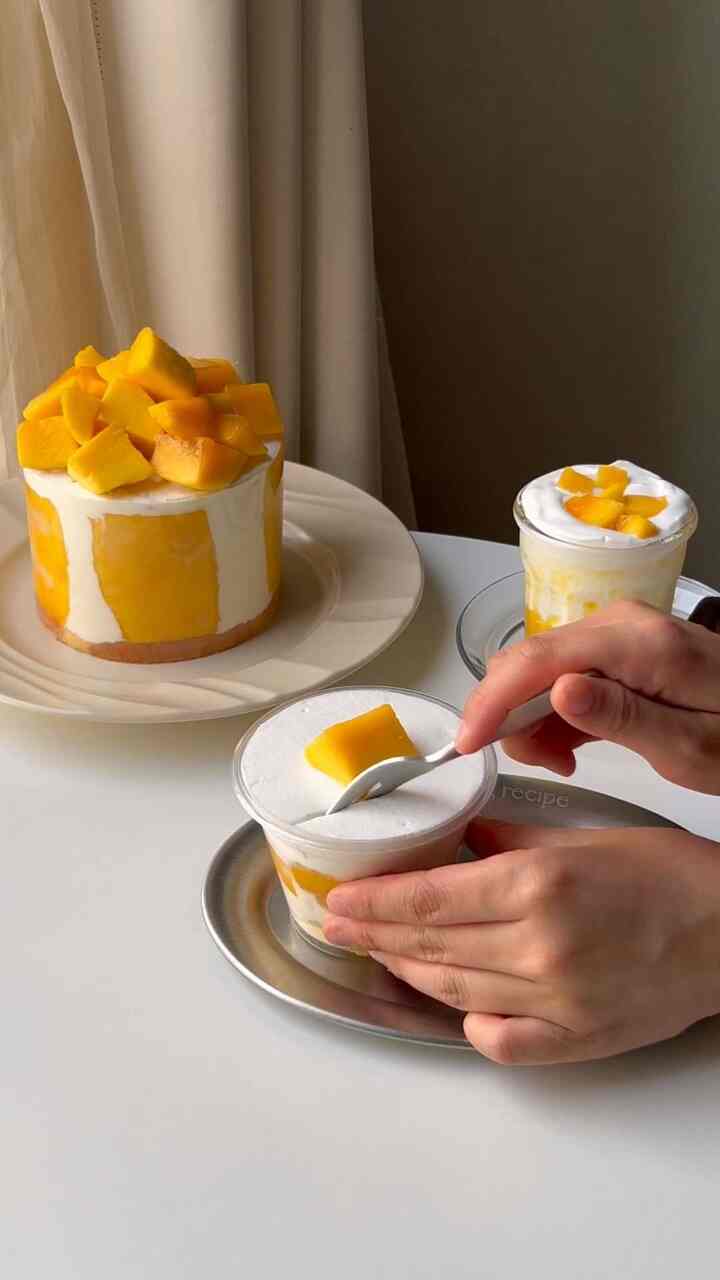 今日の師父作詞副作 - マンゴーケーキ🥭🎂
今日はマンゴーをいっぱい入れてマンゴーケーキを作ってみましたー！
マンゴピューレを入れて作ったマンゴー味クリームにマンゴいっぱいとマンゴピューレまで！ 
マンゴーがいっぱい！とても美味しかったです🥹💛
ケーキデザインは大田の有名なパン屋さんであるところ！スタイルに従って作ってみました！
お早めに~~見たら似ていませんか？
（言ってみると大田パンツアー行きたいですね😢✨️） 

今日の天気は暑すぎます🫠
暑さに気をつけて、今日も幸せな一日を過ごしてください🌞

＃オーホームストア＃コンスープ記録＃コンスープ＃コンスープチャレンジ＃マンゴー＃聖心堂＃マンゴーケーキ＃ケーキ＃cake