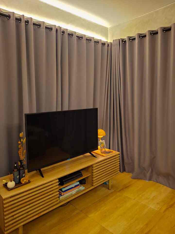 what make living room feels alive: family & the lamp 💡

Lampu tuh ternyata bukan sekedar sumber cahaya, tapi juga sebagai elemen dekoratif yang bisa membangun suasana tertentu di rumah. Di rumah ini, ada beberapa jenis lampu yang aku gunakan. Lampu utama dan beberapa lampu meja.  Untuk malam hari, aku pilih lampu warm white agar bisa menghasilkan cahaya lembut yang bisa memberikan kesan santai dan rileks.

#LampuLED #RekomendasiLampu #LampuRumah #NightVibe

