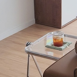 요즘 거실 한 켠에 나만의 홈카페 공간 
만들어보는 중이에요.
소파 옆에 뭔가 두고 싶긴 한데,답답하거나 
무거워 보이는 건 싫더라구요.
그러다 이 투명 사이드 테이블을 발견했어요.
흐느적거리는 느낌 없고,
전체적인 마감도 꽤 깔끔했어요
투명 아크릴이라 공간 막지 않고, 빛 비칠 때 은은하게 반사되는 것도 너무 예뻐요.ᐟ.ᐟ
요즘은 여기 앉아서 커피 마시고, 책 보거나 멍 때리는 시간이 은근 좋더라구요♡
#메이트하우스 #꿀팔이들    #투명테이블 #사이드테이블 #아크릴테이블 #거실꾸미기 #소파테이블 #홈스타일링  #집꾸미기 #인테리어소품 #dailyhome #homecafe 
