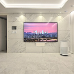#오늘의우리집 #콘수프기록 8️⃣
거실에 러그도, 테이블도, 조명도 없어요
쇼파는 있지만 그 외의 것들은
우리가 꼭 필요하다고 느끼지 않아서
처음부터 들이지 않았어요!
넓은 바닥에 눕기도 편하고,
청소도 간편해서 생활엔 이게 딱이더라고요
예쁘기만 한 공간보다
‘지금 내 생활에 잘 맞는 집’을 만들고 싶어요!
불편할까 걱정도 했지만, 지내보니 오히려 더 편하고 자유로워요.
실용을 우선으로, 비워내는 만큼 더 편안해진 우리 집 ☁️
.
.
.
#거실인테리어 #30평대인테리어 #30평대아파트
#35평아파트 #신혼집거실 #거실조명 #심플인테리어 
#현실적인인테리어 #현실인테리어 #깔끔한인테리어 
#미니멀라이프 #미니멀리즘 #30평대거실인테리어 
#포세린타일 #화이트그레이 #화이트톤 #화이트톤인테리어 
#신혼부부인테리어 #신혼집거실스타일링 #맞팔