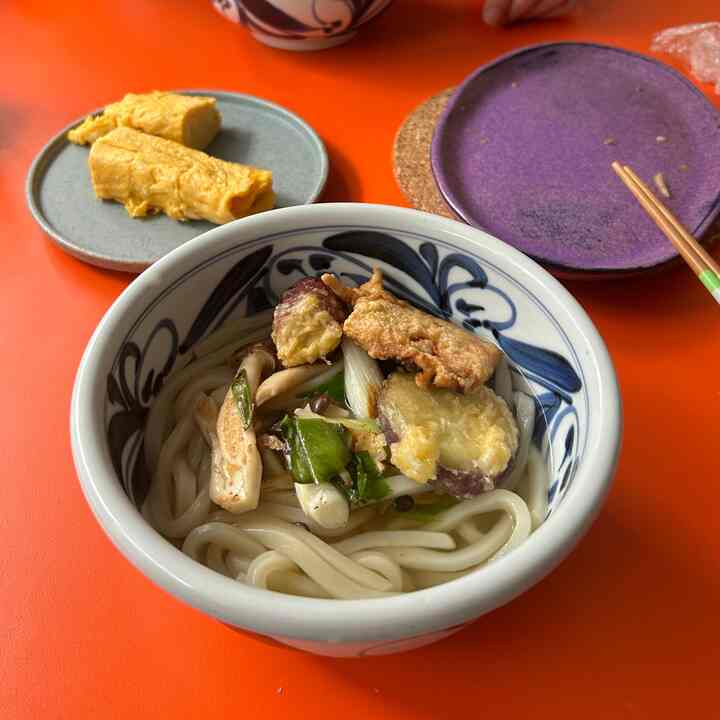 いつかのおうどん
天ぷらはすでに完食
#砥部焼　#うどん　#ご飯　#ダイニングテーブル　#hay #お箸