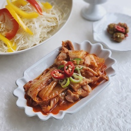 #마요네집밥
🥘 목살 김치찜
증맬... 예쁘게 플레이팅하면서 요리하기 힘들댜...
오늘 첫 개시한 트리쳐도마.. 
스텐보다 확실히 써는 맛이 있어요👍
나무 냄새는... 좀 지나면 빠지겠쥬....?
바퀜 없이 어떻게 살았나 몰러.... 4리터 채반도 나왔다던데...
4리터... 하나 더 갖고 싶다.... 하...🫣 바퀜이야말로 진짜 다다익선
#목살김치찜 
#정희진도자기 @jungheejinceramic
#amt프로 #amt냄비 #양수냄비
#바퀜 @vakuen_official
#트리쳐도마 #트리쳐엔드그레인도마 @treeture_official
#프롭스 #프롭스자개매트 #테이블매트 @propps_official
#테이블웨어 #그릇스타그램 #도자기그릇 #예쁜그릇 #그릇추천