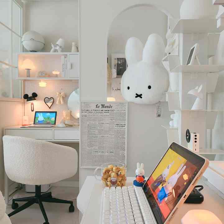 ＃私たちの家フォトゾーン

パーティションを中心に机と化粧台を置いた私の寝室のインテリア🤍

#チャレンジ #ミッフィー #ミフィクッション #高速充電台 #ミッフィー #キティ #ハローキティ #miffy #kitty #デスクインテリア #デスクテリア #オブジェテム #イギョンポジャック #シリアルボール #カップ #マグカップ #デスク #寝室飾り #家のスタイル #今日の家＃北棚インテリア＃化粧台＃照明インテリア＃ポータブル照明＃カラーポイント＃パーティション＃パーティションの壁 