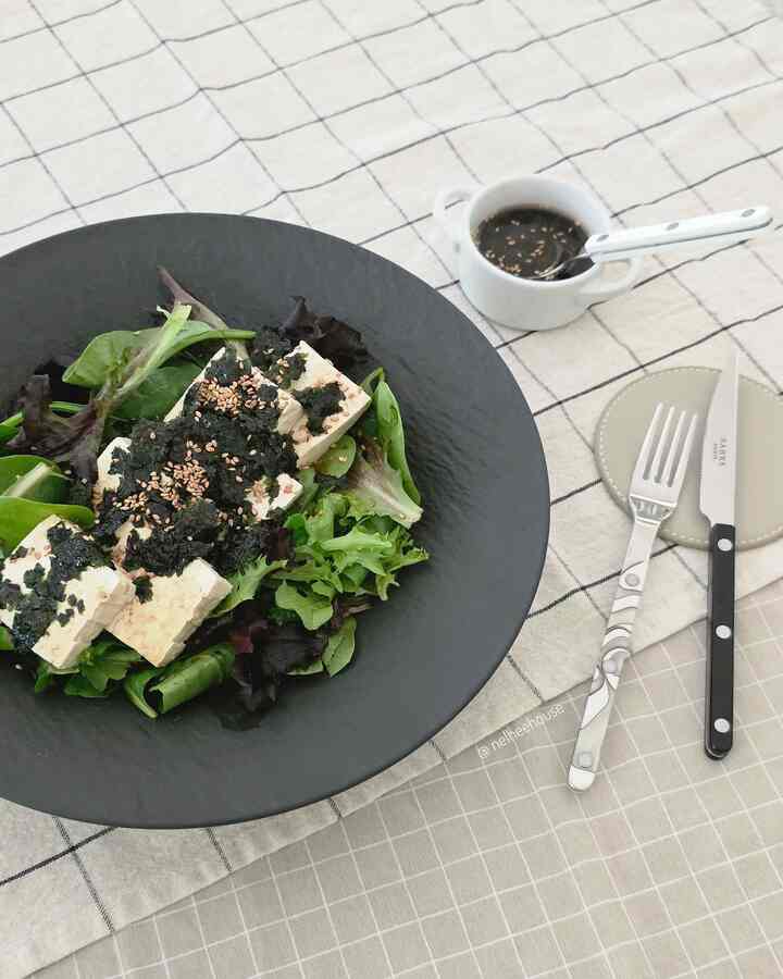 Tofu salad 🥗 Never knew tofu+ spring mix + roasted seaweed combo could be this delicious! 👍
Simple. Easy. Healthy.

#plating #platingshot #salad #saladbowl #villeroyandboch #sabre #cutlery #dinnerware #plate 