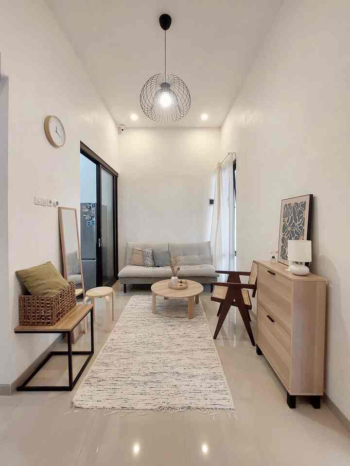 Kadang jadi tempat makan sambil lesehan, kadang juga jadi tempat rebahan sampe ketiduran... Yup! Ini dia Ruang Tamu dengan segala fungsi 🛋✨️

Ukurannya tidak terlalu besar hanya 3x2,5m, jadi sempat beberapa kali ubah konsep dan layout ruang tamu agar tidak terasa sempit. Sampai akhirnya ketemu juga tata letak yang pas jadi nggak perlu geser-geser furniture lagi hihi 🤭

💡 Tips ruang tamu mungil no sempit-sempit:
✅️ Aplikasikan cat tembok dengan warna terang agar ruangan terasa luas
✅️ Gunakan furniture berongga (tidak bulky) agar ruangan tidak terasa penuh
✅️ Pilih warna furniture yang senada agar lebih menyatu dengan ruangan

Silahkan mencoba ya, semoga menginspirasi 🫶💖

#CatRumahMinimalis #LampuGantungModern #CoffeeTable #SofaMinimalis #KarpetTenunEtnik #StylingRuangTamu #DekorasiLivingRoom #InspirasiLivingRoom