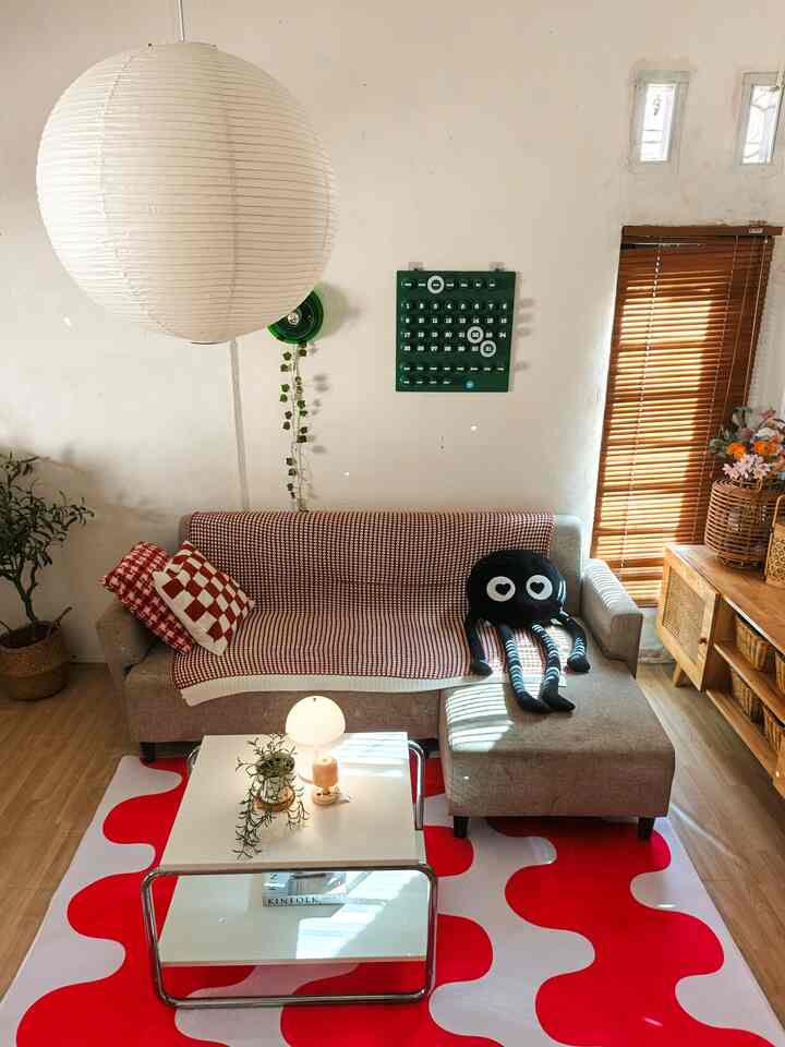 Seru banget!! Ruang tamu colorfull tanpa menghilangkan unsur kayu natural 😍😍😍
Beberapa waktu belakangan ini ryuto house mulai memberanikan diri menambah dekorasi berwarna di ruang keluarga agar tampilannya lebih cheerful & colorfull. Cuma dengan gonta ganti selimut sofa, sarung bantal dan karpet ruangan ini berasa ganti suasana baru. Kali ini dengan warna merah yang lebih berani, tampilan baru ini sukses menyulap suasananya terlihat sangat berbeda. Selain itu, penambahan lampu lampu unik juga menambah ruangan ini mempunyai vibe berbeda dan pastinya estetik. 
Teman- teman yang bosan dengan tampilan dan warna ruang tamu nya bisa di tiru nih tips nya ☺

#stylingruangtamu #dekorasilivingroom #inspirasilivingroon #karpetruangtamu #lampugantung #throwblanket #walldecor #mejaruangtamu #sarungbantal #tirai

