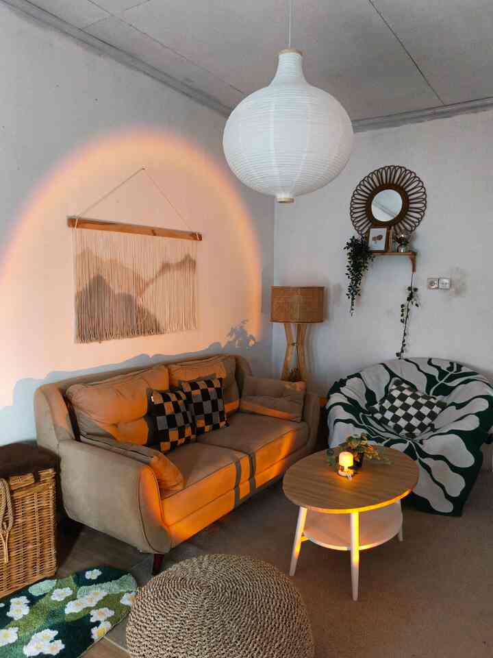 Kalian tim ruang tamu terpisah atau gabung dengan ruang kumpul keluarga? 😊
Yap, walaupun rumah kami kecil, ruang untuk tamu ini memang kami pisahkan dari area kumpul keluarga untuk alasan privasi. Di pintu masuk ada area mini foyer, walaupun ruang tamu ini jarang terpakai, tetapi sangat membantu jika ada tamu datang kerumah dan tidak menggangu aktifitas di area kumpul keluarga. Karena jarang digunakan, area ini pun jarang berantakan dan terkesan rapi dari ruangan lainnya. Untuk dekorasiny sendiri sangat berbeda dari ruang keluarga kami. Dekorasi area ini kebanyakan lebih kalem ke warna natural seperti unsur kayu, rotan, dan warna earth tone. Untuk sentuhan fresh, kami menambahkan unsur dekorasi hijau supaya ruangan terlihat lebih segar. 

#livingroom #inspirasiruangtamu #ruangtamu #dekorasiruangtamu #lampugantung #cermindinding #tanamanartificial #sarungbantal #throwblanket #walldecor #moodlamp