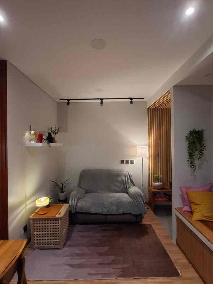 ruang tamu yang kalau masuk habis ini banyak menggunakan warna-warna natural kayu, agar tidak terlalu banyak makan tempat kami hanya menggunakan satu buah kursi recliner dengan dua seater dan sebuah meja berbentuk kotak yang tidak terlalu besar. di ruang tamu ini kami menggunakan banyak lampu untuk penerangan karena memang sesuka itu sama lampu. dindingnya masih putih polos untuk memberikan kesan lebih luas dan bersih, masih banyak PR untuk dinding polos diruangan ini tapi tidak apa-apa, tidak perlu terburu-buru. kami  menikmati prosesnya. 

#DindingPutih #KursiRecliner #MejaKecil #LampuSorot #StylingRuangTamu #DekorasiLivingRoom #InspirasiLivingRoom