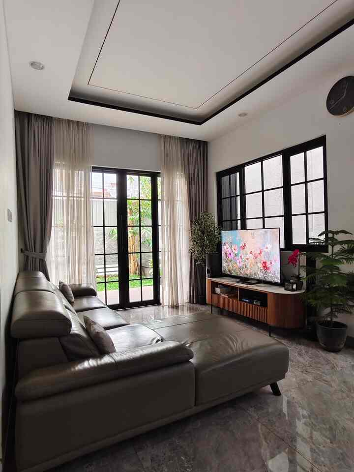 Walau tidak terlalu besar tapi semua ngerasa senyaman itu berlama-lama disini.. entah karena sofanya, entah karena pemandangan tamannya,,, atau mungkin keduanya.. yang pasti ruang tamu yang memiliki pemandangan luar itu mood booster banget 🥰🫶... Setuju ga?

#sofa
#tanamanhias
#granit
#granitabu
#pintugeser
#pintualumunium
#StylingRuangTamu
#DekorasiLivingRoom
#InspirasiLivingRoom