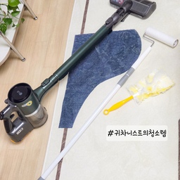 #귀차니스트의청소템
1. LG코드제로 오브제청소기
2.리벤스 사선컷팅 테이프크리너
3.스위퍼더스터 
우선 청소기 흡입력은 진짜 코드제로👍👍
먼지 자동관리라 청소 후
✔️청소기 먼지 안비워줘도 되는게 최강임!!
청소기 돌리기 귀찮은날은 보이는 머리카락만
돌돌이로 샥샥 돌리기
✔️연장봉이 있어서 손쉽게 청소할 수 있어 좋아요
마지막은 스위퍼더스터
코스트코에서 할인할때 사오는데 진짜 먼지 안날리고
집안 먼지 이걸로 싹 잡으니 좋더라고요 🤍
로봇청소기 있는분들 모두 부럽숨다🥲
#청소템 #청소기추천 #청소기 #코드제로 #lg오브제컬렉션 
#lg오브제청소기 #lg청소기 #리벤스 #리벤스돌돌이
#돌돌이 #테이프크리너 #스위퍼더스터 #먼지청소 #살림
#청소용품 #청소템추천 #맞팔 
