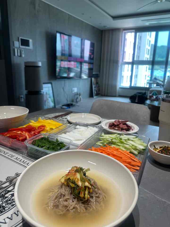 #오늘의집 #콘수프기록 #오홈스토랑 
アヒルフン+ムルナムサム+冷麺 
健康に食べて運動家💪💪

#夕食メニュー #월남쌈 #냉면 #피망 #양파 #당근 #오이 #깻잎 #에밀앙리🍽 #Lg가전 #공기청정기 #LgTV