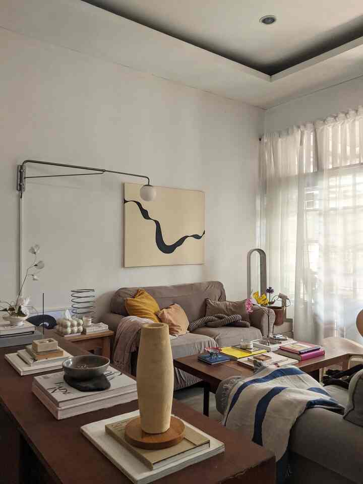 Ruangan ini selain sebagai ruang tamu juga berfungsi sebagai ruang keluarga. Biasanya digunakan untuk membaca buku, nap, bahkan area kerja. Supaya ruangan ini terasa cozy tetapi juga fungsional karena banyak kegunaan, aku menggunakan items2 dekor yang selain untuk estetika juga memiliki fungsi lain seperti lampu, vas, kipas angin, atau tray.
Klk plus button di postingan ini untuk details itemsnya💗
#EclecticLivingRoom #Sofa #TowerFan #TaskLighting #Vase #SwingLighting
#StylingRuangTamu
#DekorasiLivingRoo
#InspirasiLivingRoom