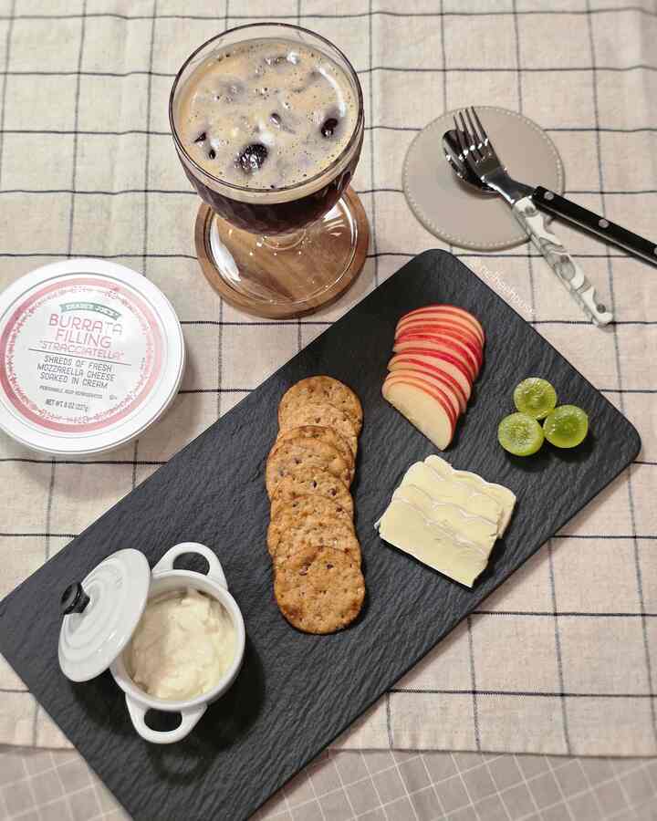 Brie cheese 🧀+ apple slices🍎
Burrata cheese filling + pita bite crackers
These combo never fails!👍
#plating #platingshot #dining #plate #villeroyandboch #sabre #dinnerware #cutlery #healthyfood #brunch #snack #homecafe #Homecafegram 

