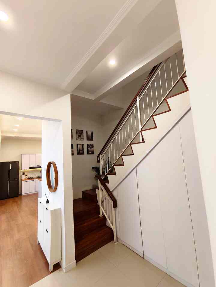 Mau tanggamu terlihat elegant dan hangat? wajib banget pakai nuansa white and wood. Sentuhan lantai vinyl motif kayu ini salah satu kunci kesan hangat dan homey. Gak percaya? Cobain, yuk! 

#PiguraIkea #PosterIkea #LantaiVinyl #CatJotun #InspirasiTangga #DekorasiTangga 