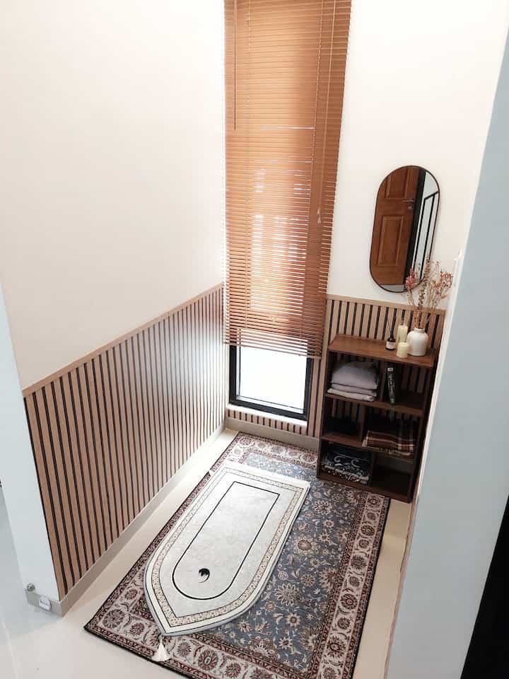 Salah satu wishlist saat punya rumah sendiri adalah mempunyai mushollah sebagai bentuk rasa syukur kami ✨️

Dan alhamdulillah terwujud juga mushollah mungil kami yang berukuran 150x100cm ini 🫶. 
Ya walaupun mungil, mushollah ini tetap terasa nyaman saat digunakan untuk beribadah karena furniture dan interior yang kami pilih disesuaikan dengan ukuran ruangan serta fungsinya.
Warna white and wood tetap menjadi pilihan agar ruangan terasa lapang walaupun di lahan yang terbatas

Kalau mushollah di rumah tetangga online gimana? 
Semoga menginspirasi yah 💖

#CatInteriorRumah #WallSticker #VenetianBlind #KarpetEstetik #RakSerbaguna #CerminOval #InspirasiMushollah #MushollahIndoor #Mihrab

