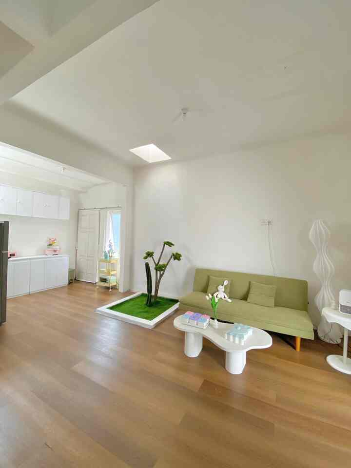 Begini Cara Kami Menata Living Room Biar Nyaman & Estetik 💚

✨ 1. Pilih Sofa yang Nyaman Tapi Tetap Stylish
Kami pilih sofabed  hijau zaitun, warnanya bikin adem dan bisa dipadukan sama warna netral di sekelilingnya. Plus, multifungsi banget!

🪞 2. Manfaatkan Cahaya & Ruang Kosong
Dinding putih dan plafon tinggi bikin ruangan jadi lebih terang. Ada skylight kecil juga yang nambah natural light siang hari.

🌿 3. Tambah Elemen Hijau
Kami sengaja bikin mini taman indoor dengan rumput sintetis dan tanaman bonsai artifisial. Rasanya bikin ruangan ‘hidup’ meski tanpa harus siram tiap hari 😆

🧸 4. Personal Touch Biar Nggak Kaku
Ada boneka kelinci putih kecil yang kami taruh di sofa buat sentuhan playful. Terus bunga tulip di meja juga kami pilih karena bentuknya simpel tapi cantik!

🪑 5. Main Bentuk & Tekstur di Meja
Kami suka banget sama coffee table bentuk organik putih ini—unik dan cocok sama konsep minimalis-futuristik yang kami mau.

🌬️ 6. Tambah Scent Corner
Kami taruh diffuser di pojok meja kecil buat bikin ruangan harum dan relaxing.

🧾 Item & Material yang Kami Pakai:

•Sofabed hijau zaitun
•Coffee table sudut
•Meja sudut putih
•Tanaman bonsai & rumput sintetis
•Boneka dekorasi kelinci
•Vas keramik + bunga tulip artifisial
•Diffuser 
•Kabinet putih gantung & meja kabinet
•Lantai vinyl motif kayu
•Skylight & lampu LED putih

Semoga ruang tamu kami bisa jadi inspirasi kalian juga buat bikin rumah yang nyaman, simpel, tapi tetap punya karakter 💫

#sofaminimalis #Plavon #Dipan #CatRumahMinimalis #CatPutih #CatEstetik #StylingRuangTamu #DekorasiLivingroom #InspirasiLivingroom #HomeVibes #InteriorRumahMinimalis #LivingRoomGoals #DekorasiRumah #ScandinavianStyle #ModernMinimalist #japandidecor #