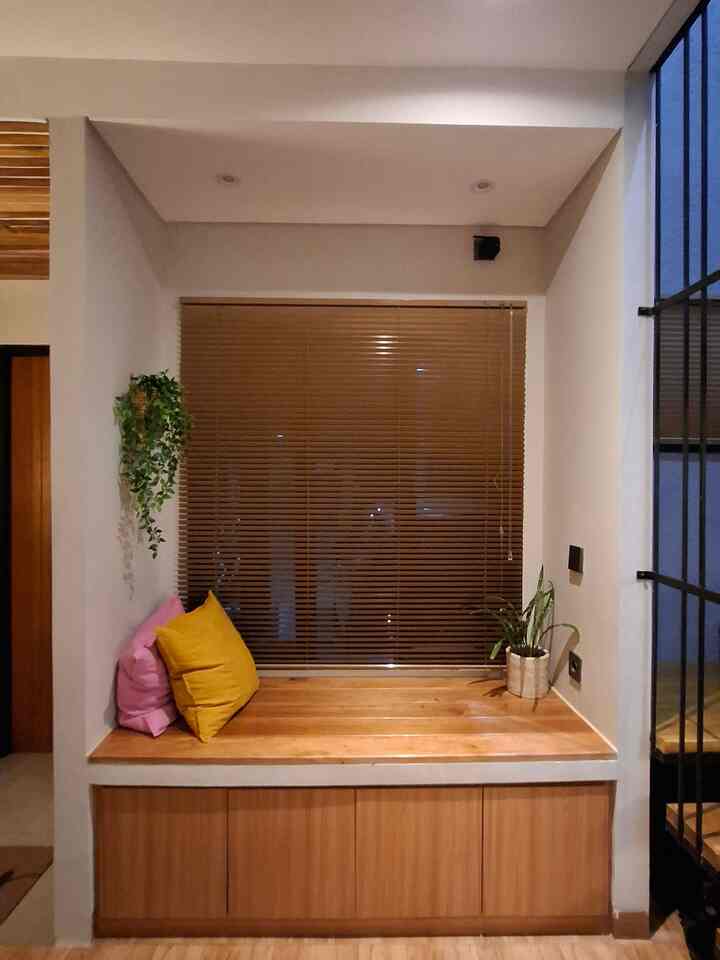 di area ruang tamu kami terdapat bay window, fungsinya sebagai ruangan tambahan ketika banyak tamu yang datang, meningkatkan ventilasi yang memungkinkan udara segar masuk ke ruangan dan menambah cahaya alami.

dibawah bay windownya sendiri terdapat storage yang kami gunakan untuk menyimpan barang-barang yang sering kami gunakan.

#VenetianBlind #CatTembok #TanamanArtificial #LampuDownlight #StylingBayWindow #DekorasiBayWindow #InspirasiBayWindow
