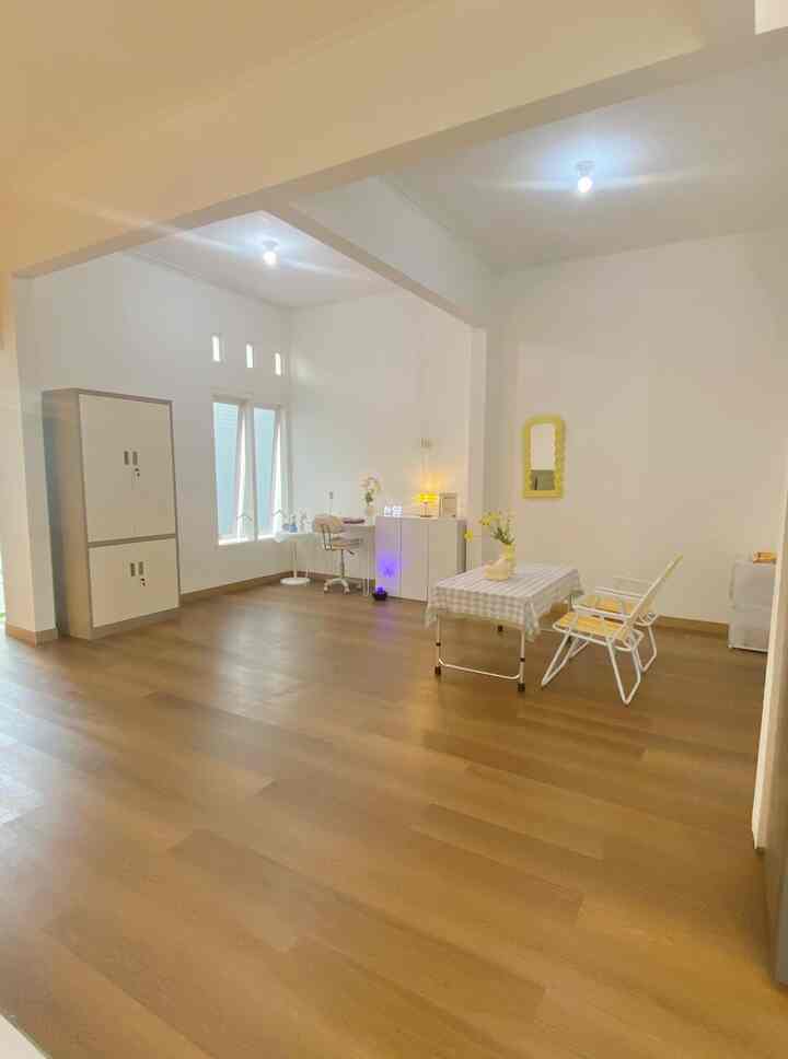 Menciptakan ruang kerja yang nyaman dan estetis nggak harus mahal atau rumit. Yang penting: fungsional, punya karakter, dan bikin betah berlama-lama. 🌿

Di sudut kecil ini, kami padukan elemen-elemen sederhana untuk menciptakan atmosfer yang tenang tapi tetap produktif:

🖥 Meja kerja minimalis putih
Dengan bentuk ramping dan kaki besi, cocok untuk ruangan kecil tapi tetap kokoh dan stylish. Aku pilih warna putih biar ruangan terkesan lebih luas dan bersih.

💡 Lampu meja warm tone
Cahaya kuning hangatnya bikin suasana lebih cozy, apalagi saat bekerja malam hari. Pencahayaan jadi kunci utama menciptakan ambience yang tenang.

🪞 Cermin bergelombang dengan frame kuning pastel
Bukan hanya dekoratif, tapi juga memberi ilusi ruang lebih luas. Warna kuningnya bikin suasana ruangan lebih ceria dan hangat.

📚 Rak kecil + dekorasi dummybook
Dummybook  jadi elemen tambahan yang memperkuat nuansa aesthetic dan artsy. Plus, ada jam digital yang simpel tapi modern.

💐 Sentuhan bunga segar dan vas lucu
Biar ruangan nggak monoton, aku tambahkan elemen natural dan warna pastel yang lembut. Ini juga bantu mood jadi lebih positif!

💭 Semua elemen ini dirancang untuk bikin ruang kerja bukan sekadar tempat bekerja—tapi juga tempat healing, berpikir, dan jadi versi terbaik dari diri sendiri.

✨ Buat kamu yang lagi cari inspirasi home office atau cozy corner di rumah, semoga setup ini bisa jadi referensi!
Yuk share, kamu paling suka elemen yang mana?

#homedecor #workspaceaesthetic #deskksetup #homeofficeideas #ruangkerajadibikinbikin #ruangkerja #homeoffice  #interiorrumahminimalis #cozycorner #interiorinspiration