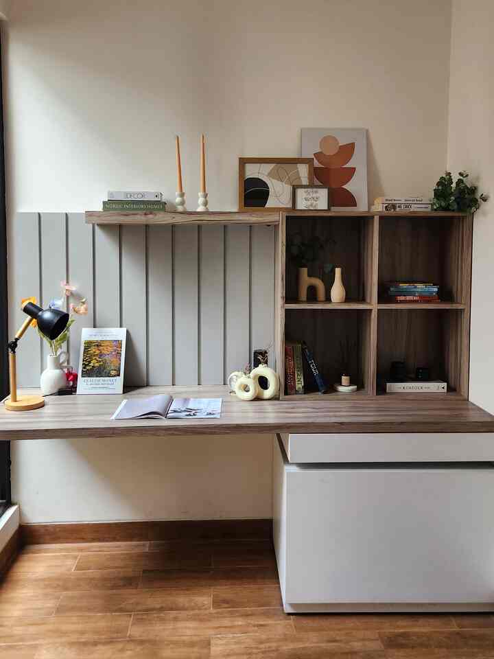 Home Office ini ukurannya 2x2.2 meter. Dulu waktu membangun rumah dipersiapkan buat WFH. Posisinya persis di sebelah taman agar tidak suntuk saat kerja. Karna ukurannya gak terlalu besar jadi dibuat simple pake ambalan untuk dekor, rak untuk buku, dan laci untuk menyimpan keperluan kerja. Semoga menginspirasi ✨️✨️
#HomeOffice #HomeOfficeStyling #RuangKerja  #IdeRuangKerja #HomeOfficeInterior