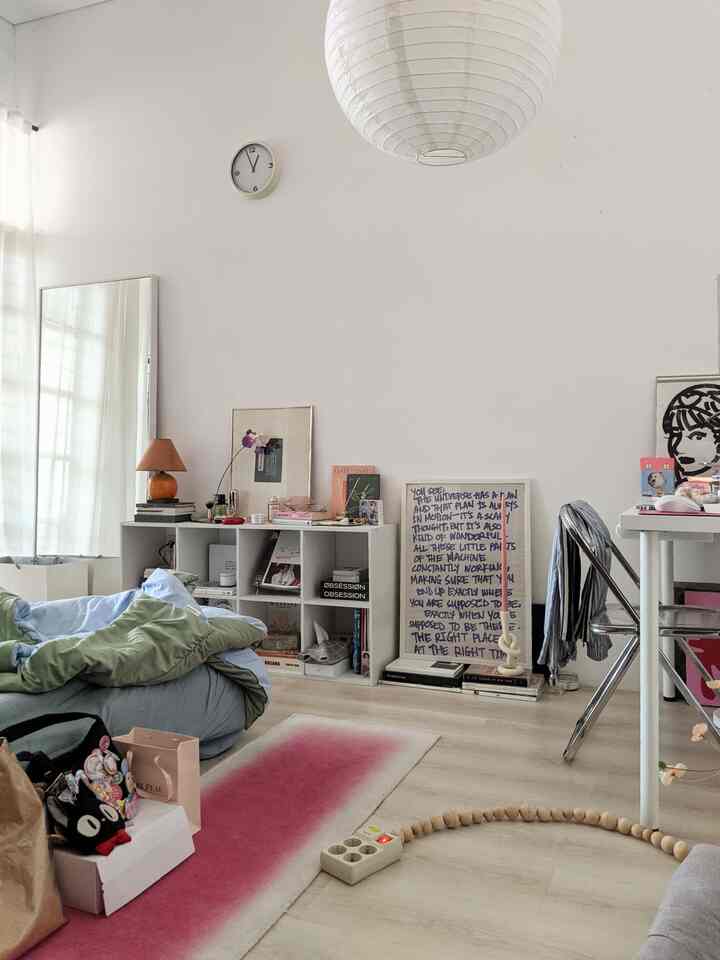 long weekend saat yang tepat untuk bersih-bersih dan restart kamar~ Hal sesimple ganti sprei aja bisa bikin kamar jadi lebih nyaman✨
#eclecticbedroom #bedroomstyling #bedroomdecor #rug #bedcover #bookshelf #foldingchair #pillowcase #lamp #pendantlamp