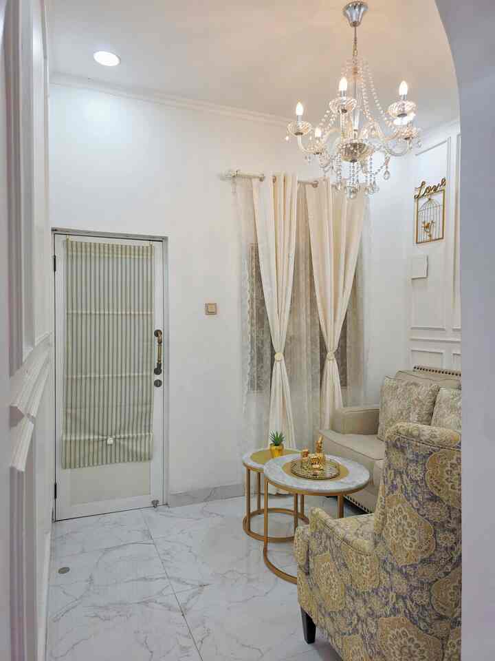 ‼️ Luas living room dirumah casadeharsa ini sangat mungil, ukuran luasnya kurang dari 5 meter persegi dengan dominasi sentuhan putih, cream, dan gold. 

Tema yang kami ambil untuk living room ini american modern farmhouse oleh karenanya model furniture yang dipilih jg menyesuaikan dengan tema tersebut.

#gorden #keramiklantai #catdinding #lampugantung #sofa #mejatamu #lampu #stylingruangtamu #dekorasilivingroom #inspirasilivingroom #rumahmodern #rumahidaman #rumahku #ruangtamu #desainruangtamu
