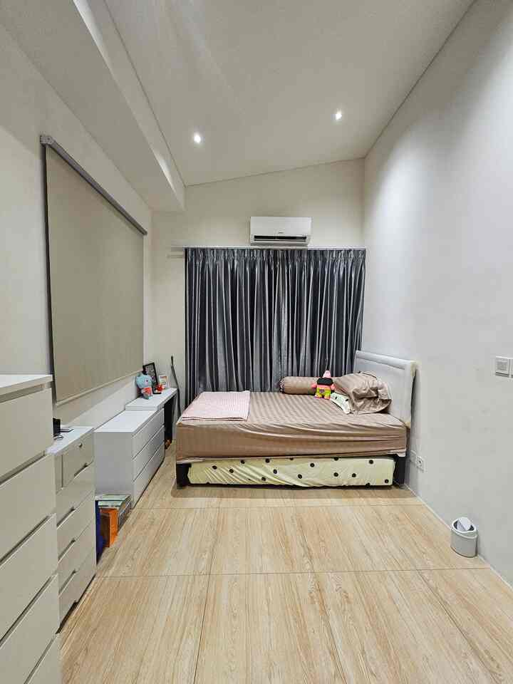 Kamar tidur ini sebelumnya merupakan kamar tidur utama, karena sebelum renovasi kamar ini merupakan kamar dengan ukuran terluas di rumah ini. Adapun hanya kamar ini yang tidak aku renovasi sama sekali, sehingga secara luas masih sama dengan original dari developer. 

Kamar ini ditempati oleh anak perempuanku yang paling besar, dan memang karena anaknya simple, semua furniture di kamar ini juga sangat simple. 

Menurut tetangga, kira-kira apa yang bisa ditambahkan di kamar ini?

#StylingKamarTidurAnak
#LantaiGranit
#RollerBlind
#MejaKerjaMinimalis
#LemariLaciMinimalis
#StylingKamarTidurAnak
#InspirasiKamarTidurAnak
#DekorKamarTidurAnak
#GantunganBajuMinimalis
#RumahMinimalis

