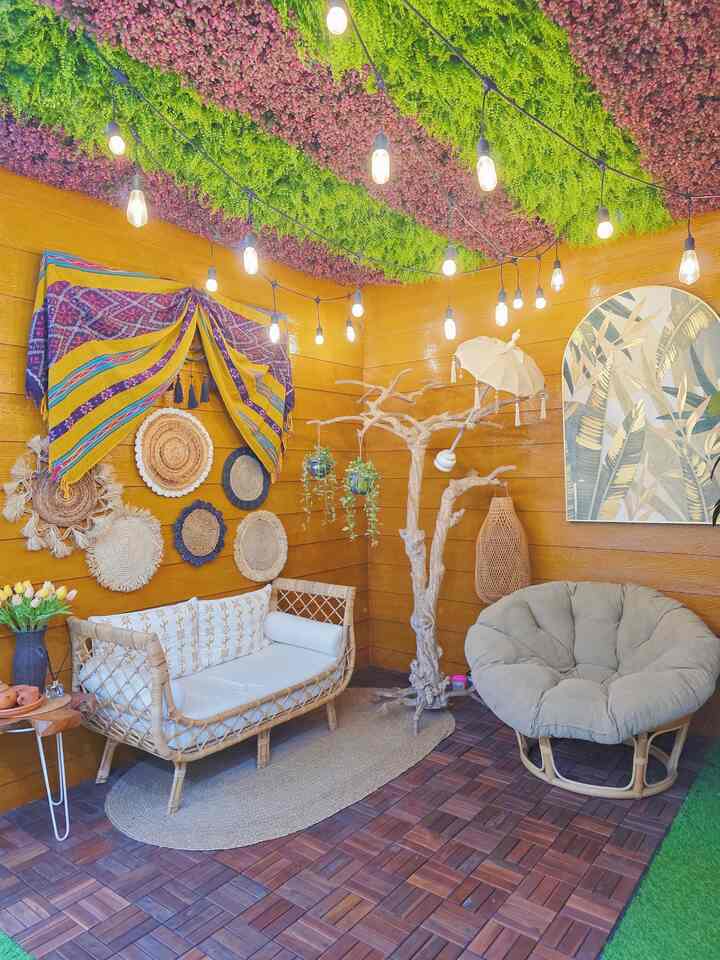 ‼️ Lounge/indoor backyard ini memiliki multifungsi yang selain bisa dimanfaatkan untuk tempat bersantai/kumpul, bisa juga dimanfaatkan sebagai musholah. Jadi beberapa kali ketika ada acara, area ini bisa dimanfaatkan untuk tempat solat tamu wanita. Kami tidak membuat khusus ruang musholah karena masjid terdapat tepat di sebrang cluster.

Area ini juga menjadi salah satu spot foto terbaik di rumah kami. Karena setiap ada acara pasti kami mengabadikan momennya di area ini.

#rumputsintetis #lampudinding #tanamanartificial #lampugantung #lantaikayu #interiorstudio #rumahstudio #spotfoto #inspirasirumah #rumahmodern #rumahestetik #rumahku #ruangsantai #backyard
