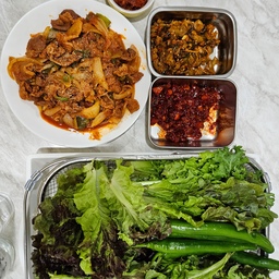 오늘 아가데리고 투표하느라 
장보느라 너무 빡센 하루였어요ㅠㅠ
그래서 반찬은 재탕....
농장에서 뜯어온 야채와 제육으로
오늘 저녁도 맛있게 잘먹고 마무리 합니다~
다들 즐거운 저녁 되셨길😄🤣
#오늘의집 #오늘의힐링 #오늘의저녁 
#제육볶음 #쌈채소 #꿀맛 
#맞팔 #맞팔해요 #맞팔환영 