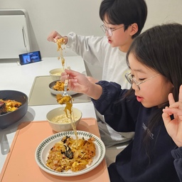 #오홈스토랑 #콘수프기록 
우리애들 최애 김치 치즈 폭탄 볶음밥
모짜렐라 치즈로 항상 대용량으로 구비해놓고
볶음밥을 만들다가 마지막에 얇게 펴서 가운데 치즈 폭탁 투하
바깥에서부터  덮어가며 치즈를 숨긴후 다시 위에서 골고루 눌러줌
바닥이 살짝 눌리게 두면 치즈도 녹는다.
정말 피자처럼 한조각이 잘라 주면...
김치 치즈 피자?? 같은 볶음밥 완성!!
#맞팔 #주방 #주빙인테리어 