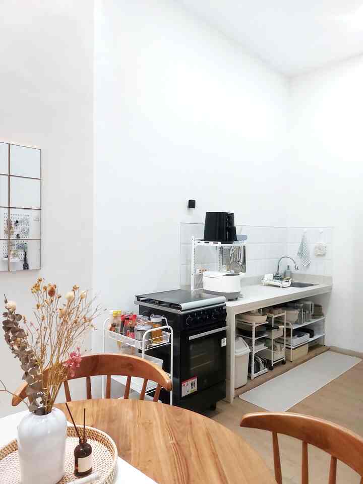 Pengen dapur bersih tapi belum ada budget untuk kitchen set ⁉️ Tentu bukan masalah~

Rak dengan penyimpanan terbuka dan storage box bisa menjadi alternatif agar dapur tampak rapi dan estetik pastinya💡✨️
Kamipun juga lebih mudah jika ingin mencari peralatan makan atau masak karena penyimpanan berdasarkan fungsi dan jenisnya 🍴

Semoga bisa menjadi inspirasi bagi tetangga online yang belum punya kitchen set yah 💖

#CatTembokDapur #BackSplashDapur #TopTableDapur #KeramikDapur #KitchenOrganization #DapurRapi #PenyimpananDapur