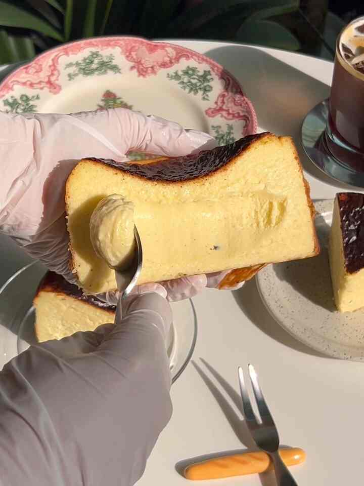 今日の師副作詞副作 - バニラバスチーズケーキ🧀🎂🤎
今日はバニラビンコックコック！クリーミーなバスクチーズケーキを作ってみましたー！ 
今回はマスカポネチーズを入れて作ってみましたが✨️
と…！ヨーガは本当に美味しかったです…！
とても重くもなくクリーミーな質感がぴったりのスタイルでした🥹💛 

前にアールグレーティラミス作り、曖昧に残ったマスカポネチーズがありました！
消費できて本当によかったです!!🎶✨️
（曖昧に残って放置したが、カビが咲いたことが多くて、もっと嬉しかったです）

今日も幸せな一日を過ごしてください🍀💚

＃オーホームストア＃コンスープ記録＃コンスープ＃コンスープチャレンジ＃チーズケーキ＃バスクチーズケーキ＃バニラ＃ベーキング＃ホームベーキング＃baking＃homebaking＃ホームカフェ＃homecafe＃コミュニケーション＃コミュニケーション