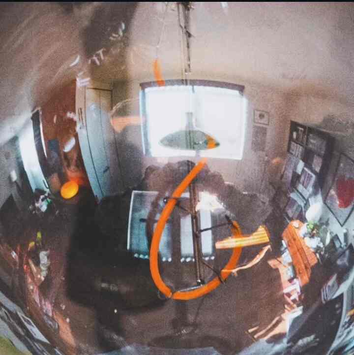 白い壁と茶色の木製家具が配置されたリビング・ダイニング、モダンでナチュラルな雰囲気のインテリア