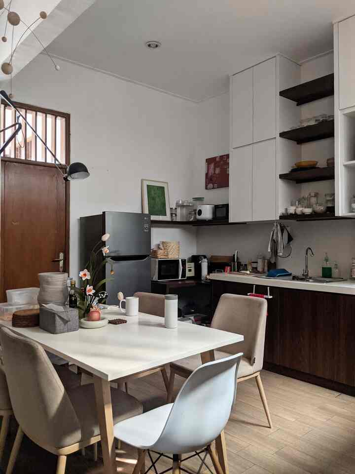 Dapur yang menyatu sama ruang makan pastinya butuh trick storage supaya gak gampang penuh. Aku menggunakan perpaduan antara vertical storage (penyimpanan ke arah atas yang menggantung atau menumpuk) dan hidden storage berapa items yang terlihat seperti item dekorasi tetapi bisa digunakan untuk penyimpanan barang. Klik tombol + untuk tau apa aja trick storagenya✨
#KitchenStorage #Basket #VerticalStorage #BookDummy #Vase #DiningTable #DiningChair
#KitchenOrganization #DapurRapi #PenyimpananDapur