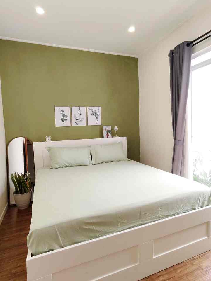 Menata kamar 2,5m x 3m itu emang gak mudah, bahkan lemari pun gak ada 😁. Tapi tenang, aku punya tips nya nih, pertama adalah di pemilihan ranjang/divan yang include dengan storage di bawahnya, jujur ini fungsional banget buat naroh baju-baju, sprei dan lain-lain. Kedua, penggunaan head board divam juga bisa difungsikan sebagai nakas. Terakhir, yang tak kalah penting adalah bukaan dan cahaya dari jendela yang harus lebar agar terkesan lapang. Menurut tetangga gimana? 

#BrimnesIkea #Divanlaci #Sprei #DummyBook #PajanganDinding #BedRoomStyling #InspirasiKamar #KamarTidurNyaman 