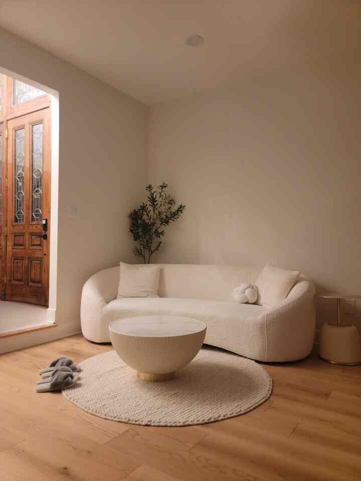 ☀️🌙 Catatan Harian Siang & Malam

Pagi — secangkir teh yang tenang dan awal yang lambat. Cahaya terasa lembut, dan hari terasa penuh dengan kemungkinan-kemungkinan kecil. 🍵✨

Kemudian malam pun tiba — lampu gantung memancarkan cahaya hangat dan lembut di ruang tamu. Tidak ada teh sekarang, hanya momen yang tenang dan sedikit ketenangan. 💡🌙

Ruang yang sama, suasana yang berbeda. Cahaya mengubah segalanya, sedikit demi sedikit. ✨

#siangvmalam #TeatimeVibes #ChandelierNights #DayAndNight #CozyCorners #InteriorGlow #HomeAesthetic #MorningRitual #EveningMood