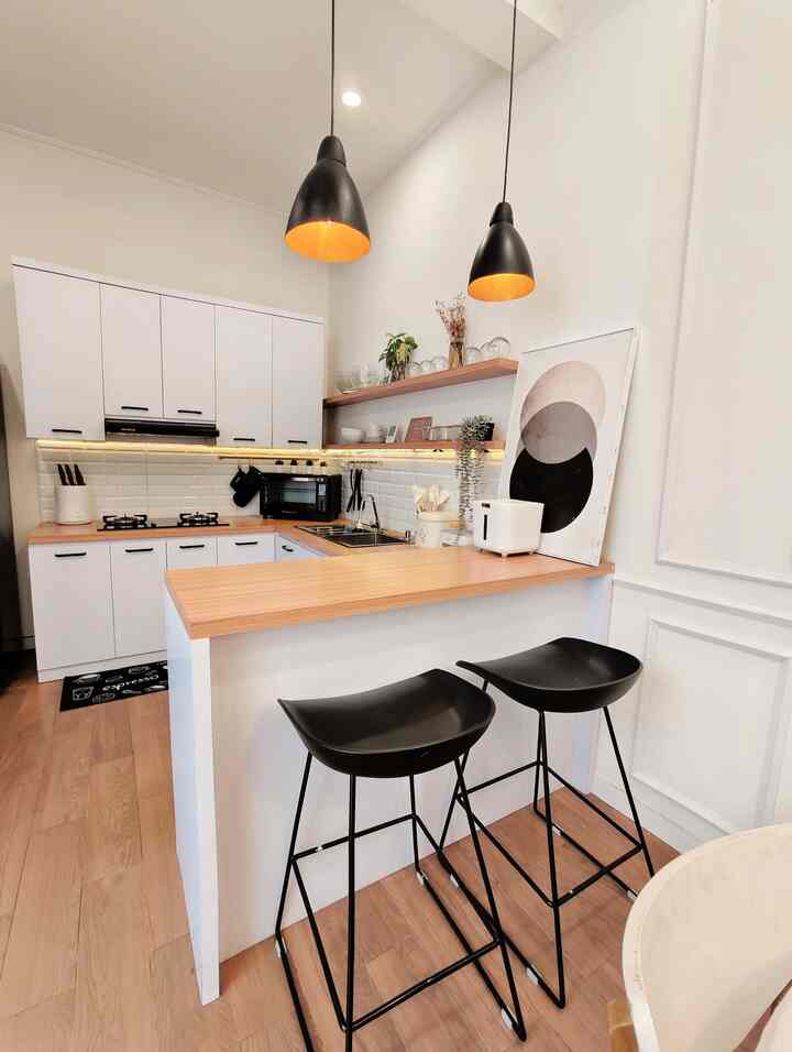 Tips agar dapur mungil tetap terlihat rapi adalah setiap barang mempunyai "rumah" atau storage, seperti organizer untuk sendok, piring, gelas, dan lain-lain. Yuk maksimalkan space di dapur dengan maintenance area dapur menjadi penyimpanan yang fungsional. 

#SpoonOrganizer #RakPiringGelas #Ambalan #HPL  #KitchenOrganization #DapurRapi #PenyimpananDapur 