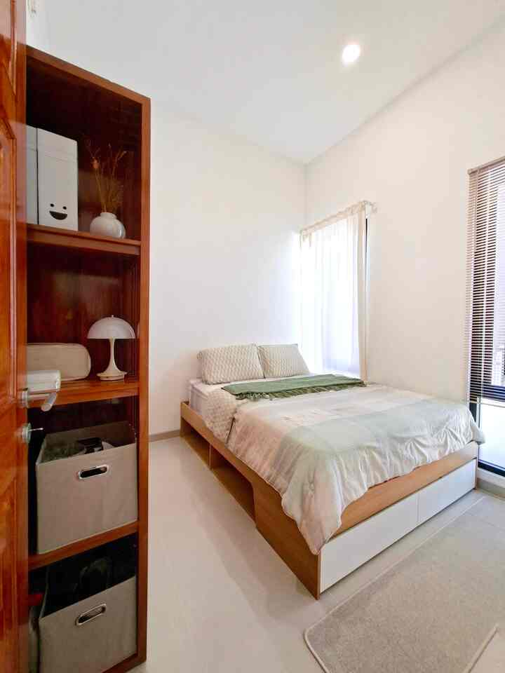 Kamar standart developer bisa nyaman juga kok! 🥰
Yuk intip gimana cara JBHouse styling kamar ini 🧐

Di dalam kamar 3x3m ini kami gunakan divan berukuran 160x200 dengan storage.
Lemaripun kami custom penambahan storage di sisi samping agar kamar bisa tetap rapi walaupun ada banyak barang.
Cermin juga diletakkan di sudut ruangan agar menambah kesan ruangan tampak luas.
Masih konstan dengan kombinasi white and wood agar menambah kesan cozy pada kamar tidur 💕 

🛒 Semua material, furniture dan decorative items bisa tetangga online checkout di Ohouse shop ya! 🤩

Semoga menginspirasi ✨️

#CatRumahMinimalis #KasurLipat #DivanMinimalis #KarpetEstetik #MasterBedRoom #KamarStandartDeveloper #BedroomStyling #InspirasiKamar #KamarTidurNyaman
