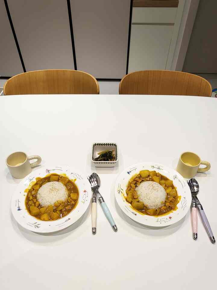 #오홈스토랑 1
#コンスープ 

まず、突然友達を連れてきて一緒に夕食を食べたい、、、、💧
ママも準備する時間を少し与える？
急いで作ったカレー🍛
おかずもキムチ一つだけ、、、 
不満のないカレラのボウルを叩いてくれたあなたたちに感謝します。 

#カレー 
#夕方 
#ディナーメニュー 
#カレー
