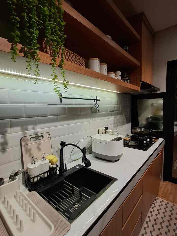 dapur sebaris kami ini tidak terlalu banyak peralatan, peralatan dapur yang ada benar-benar yang kami gunakan, karena memang tidak ingin menumpuk barang-barang yang tidak berguna karena keterbatasan ruang, jadi kalau dilihat dapurnya rapi ya karena barangnya cuma ada segitu. 

laci-laci pada kitchen set kami gunakan untuk menyimpan sendok, garpu dan berbagai macam mie instan. kabinet dibawah kompor kami gunakan untuk menyimpan bumbu-bumbu. kabinet atas kami gunakan untuk menyimpan gelas, tumbler, dan kotak makanan. 

#BackSplash #MagicCom #CookerHood #LEDStrip #KitchenOrgnization #DapurRapi #PenyimpananDapur