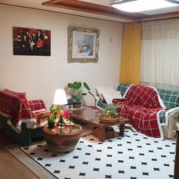 #2026달력이될집 #겨울 #양털담요 #크리스마스트리 #향초 #식탁보 #테이블러너 
추운 겨울이 따뜻하게 느껴지면서도 빨강과 초록색의 조합으로 크리스마스 분위기가 나도록 했다.
양털담요를 소파에 덮어 장식했고 식탁보도 빨강, 초록색의 배합으로 바꿨다. 
거실 한켠에도 미니트리와 향초로 장식해서 전반적으로 크리스마스 분위기가 나면서도 포근하고 정감있게 느껴지도록 신경을 썼다.