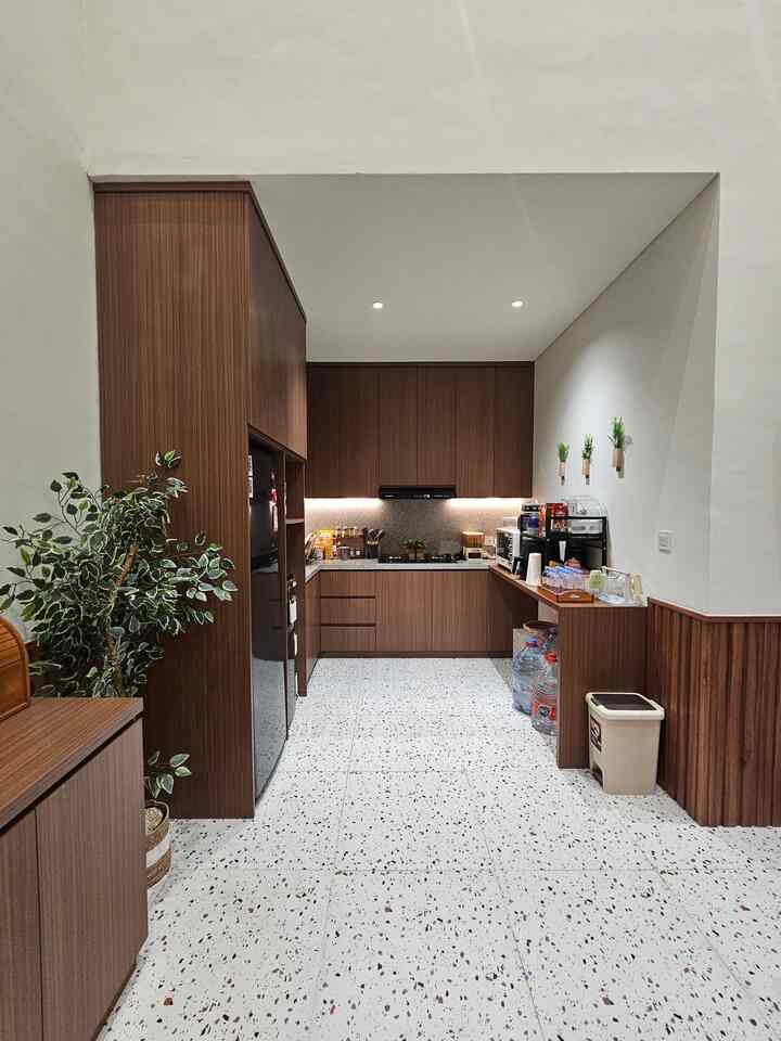 Meakipun kitchen cabinet di dapurku full dari atas hingga ke bawah, namun semuanya plong tanpa sekat. Sehingga aku membutuhkan beberapa rak tambahan agar peralatan dapurku dapat terususun lebih rapi.
Seperti halnya di bawah counter stove, aku menggunakan rak susun besi untuk menyimpan panci2ku. Selain dapat membuat lebih rapi, aku juga bisa menyimpan lebih banyak panci. 
Di dalam laci juga aku menggunakan penyekat untuk meletakkan alat2 makan dan peralatan kecil memasak. Selain memudahkan untuk mencari apa yang kuperlukan, tentu saja jadi lebih rapi. 

#KitchenSetMinimalis
#WallPanelEstetik
#CatTembok
#PohonArtificial
#LantaiTerrazo
#KitchenOrganization
#DapurRapi
#PenyimpananDapur