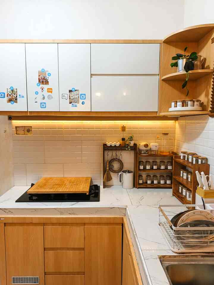 Dapur kecil tapi fungsi maksimal dengan space penyimpanan terbatas 😍

Memaksimalkan area dapur di lahan terbatas mempunyai tantangan tersendiri bagi kami, apalagi area ini paling sering kami gunakan sehari hari. Budget untuk kabinet dapur memang sudah di persiapkan pada saat rumah ini di renovasi, karena fungsi kabinet dapur sendiri berperan banyak untuk keberlangsungan dapur ini kedepannya. 

Di area penyimpanan bawah biasanya kami gunakan laci laci untuk menyimpan gelas, mangkok dan cutlery set. Dibawah sink digunakan untuk menyimpan panci - panci yang sering digunakan, alat kebersihan dapur dan kabinet bawah ini juga dilengkapi dengan rak bumbu tersembunyi lho untuk menyimpan bumbu dapur yang kurang eye catching 😄

Untuk area penyimpanan atas, digunakan untuk menyimpan sutil, stoples kue, panci masak, mangkuk2 kaca besar dan juga dilengkapi dengan rak bumbu putar agar lebih praktis saat mengambil bumbu dapur yang kami butuhkan. Sedangkan di area table top kami menambahkan rak bumbu berbahan kayu jati yang senada dengan tema kitchen set untuk tempat bumbu2 dapur yang sering kami gunakan setiap hari.

Point penting untuk organize dapur adalah semua barang mempunyai rumahnya masing masing agar dapur tidak berantakan dan terlihat rapi. Penambahan aksesoris dapur serta dekorasi di table top maupun ambalan dapur membantu tampilan dapur terlihat lebih eye catching dan pastinya jangan lupa selalu bersihkan dan rapikan area dapurmu setelah selesai digunakan ya 😉

#kitchenorganization #dapurrapi #penyimpanandapur #kabinetdapur #storage #tabletop #backsplash #rakbumbu #rakdapur #peralatandapur 