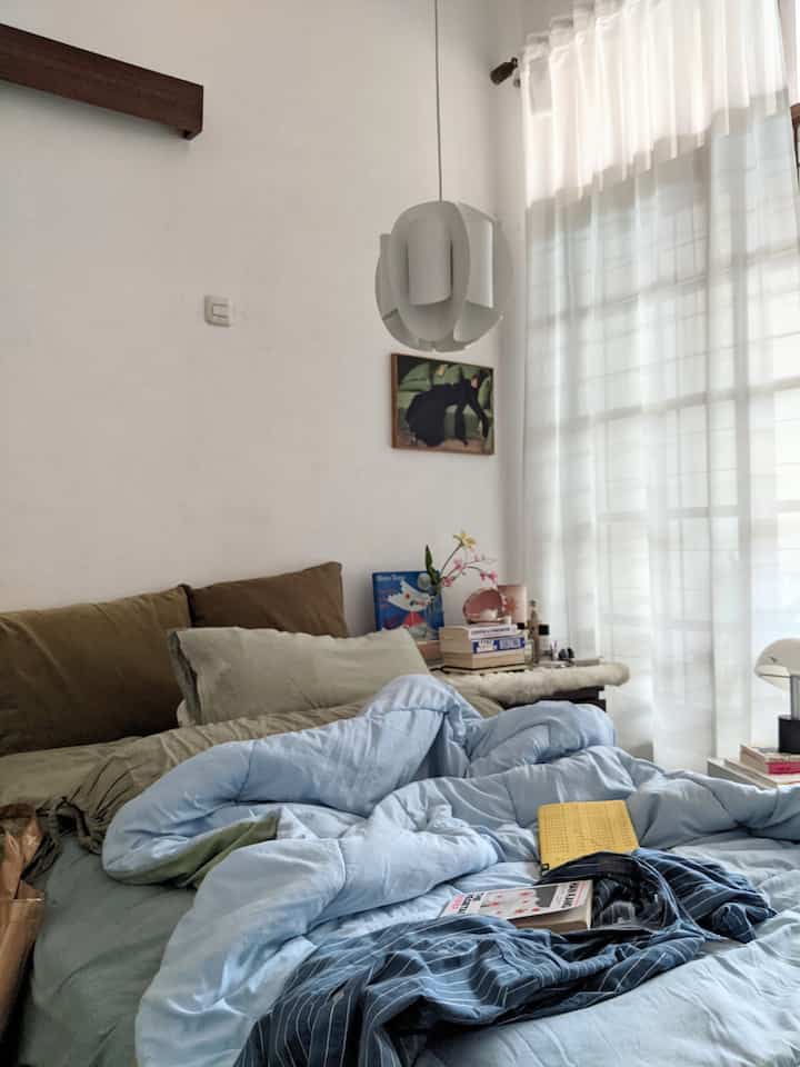 Once I enter the room, I can stay there for a long time without coming out because it's so comfortable. Comfortable bedding and a bedside table filled with my necessities make the room an ideal place for me to rest for a long time💫✨
#BedCover #EclecticBedroom #PillowCase #BedSheet #ReadingLamp #PendantLamp #Books #DecorativePillow
#BedroomStyling
#RoomInspiration
#ComfortableBedroom