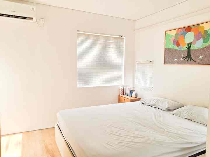 Tim ga ada TV di kamar tidur. Jadi, kamar ini isinya hanya keperluan esensial saja seperti tempat tidur, dan lemari.  Untuk dipan aku pakai custom supaya tetap bisa jadi tambahan rak. Sedangkan lemari pakai yang 3 pintu sementara ini masih cukup. Oh iya, untuk menghemat space, kamar ini juga pakai sliding door.
#DipanOrganizer #BedroomStyling #InspirasiKamar #KamarTidurNyaman