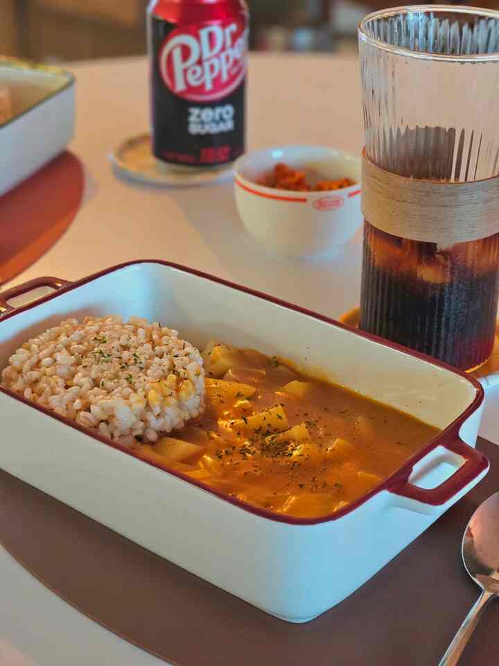 #오홈스토랑 2 #콘수프기록
久しぶりに日本カレー✨️
バターに玉ねぎでいっぱいにジャガイモを入れて炒め、水を入れてパルパル煮る
ゴールデンカレーを入れて作った

肉もなく作りましたが、バターで炒めています。
味はいたずらではなかった💛
夫はカレーがとても美味しいと嵐の賞賛😍

#日本カレー #카레 #카레라이스 #집밥 