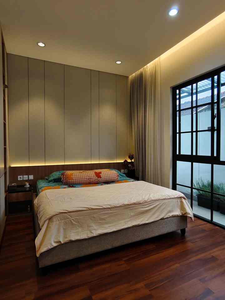 Kamar Tidur Utama ini di design dengan tema japandi, memakai Vinyl pada lantainya agar memberi kesan lebih hangat dan nyaman di pijak, kamar ini juga memiliki jendela besar menghadap balkon private yang tidak hanya difungsikan sebagai pencahayaan, tetapi juga tempat meletakan tanaman Asli sebagai healing spot, harapannya setiap bangun pagi dapat mencium aroma segar dari tanaman yang ada, hal ini bisa  memberi energi positif di pag hari 😇. Di dalam kamar pun juga kami beri tanaman Asli untuk meningkatkan kualitas udara. Gimana menurut tetangga?

#vinyl
#bedcover
#hpllinen
#hpl
#jendelaalumunium
#rosemay
#BedroomStyling
#InspirasiKamar
#KamarTidurNyaman