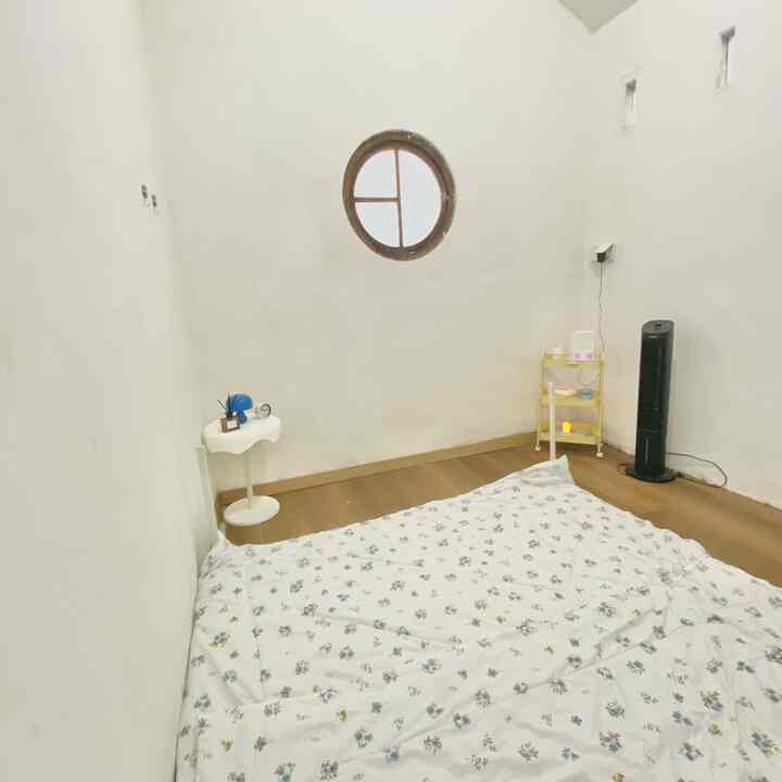 Kamar tidur kami masih sangat sederhana karena fungsinya hanya untuk tidur, semua aktivitas di ruang tengah jadi kamar ini belum banyak sentuhan dekorasi tapi tetap nyaman dalam ruangan minimalis berukuran 3x3.

🛌 Kasur busa berukuran 180x200 cukup luas dan nyaman memaksimalkan momen istirahat keluarga kecil dengan 1 balita.

🌬️ Standing fan minimalis secara fungsional dan estetika sangat worth it untuk keluarga yang mengupayakan kamar yang sejuk tapi space yang minim.

📦 Meja sudut dan rak susun menjadi corner station penempatan dekorasi mini maupun benda penting seperti jam beker maupun benda lain.

Kamar tidur tumbuh ini memang difokuskan untuk memaksimalkan momen beristirahat sehingga dekorasi dan barang di dalamnya terbilang masih minim. Semoga menginspirasi ya, kalo ada yang perlu ditambahin coba kasih tau yaa 😉✨

#KasurBusa #CatInterior #DekorasiSudut #LantaiSpc #JendelaBundar #BedroomStyling #InspirasiKamar #KamarTidurNyaman #KamarTumbuh