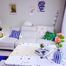 #쇼룸같은우리집 #포인트컬러 #핑크인테리어 #블루인테리어
화이트베이스에 시원한 컬러조합🩷💙
여느때외 같은 저희 집입니다
화이트톤🤍 베이스를 담당해주는 아이템들이에요
✔️DAILY 아쿠아텍스 소파
✔️모노그루브 메이블 아치형 수납장
✔️이케아 오케르베르온실&레르베르 선반
동시에 식물존🍀의 바탕의 되어주며 초록이들을 돋보이게 해줘요
포인트 컬러이자 분위기를 살려주는 핑크🩷와 블루💙 아이템들이 나머지 공간을 꾸며주고 있어요
✔️노미아 더비 러그 - 핑크&블루 베이스
✔️이케아 굴베리쇠 블루(+그린컬러의 운데르블롬마) 쿠션커버
✔️ 해바라기 명화, 장미 조화, 다이소 봄봄 자카드 발매트
✔️ 블루 스트라이프 화병, 바우하우스 포스터
심심하지않게 블랙 색상이 들어간 빈티지 느낌 테이블보와 크로셰 테이블 러너, 수납 모형책을 테이블 위에 배치하고
수납장 위에는 블랙계열의 귀여운 지브리 캐릭터 피규어로 꾸몄어요🖤
#식집사 #플랜테리어 #식집사성장기 #컬러인테리어 #20평대거실 #거실인테리어 #거실꾸미기 #포스터인테리어 #포스터액자 #테이블보 #빈티지테이블보 #먼지없는러그 #쿠션커버 #이케아추천템 #다이소추천템 #식물존 #화분선반 #미니온실 #온실 #수납장 #그릇장 #파티션수납장 #오브제수납장 #여름러그 #콘수프기록 #맞팔 